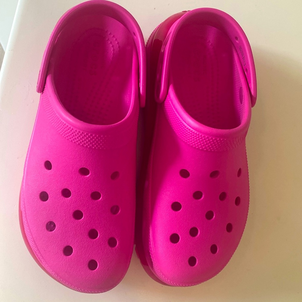 Crocs "Mega Crush" Clogs Gender: Unisex
Size: 7 Men
Size: 9 Women